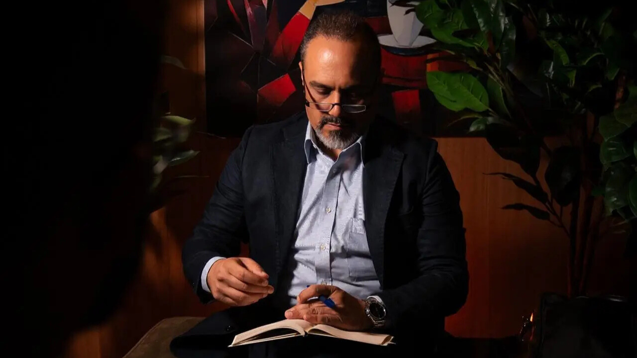 Ammar Sallam writing during a coaching session