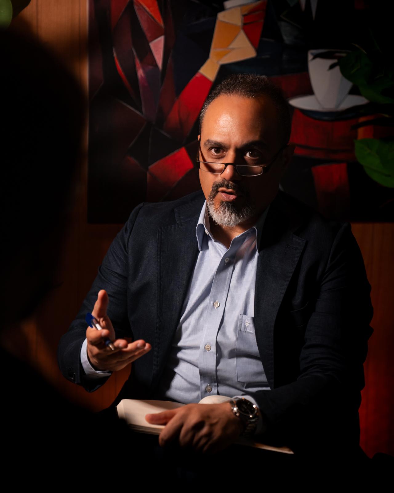 Ammar Sallam in a one-to-one coaching session